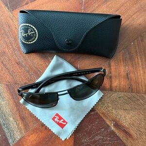 Like new Ray-Ban sunglasses :: black RB3492
